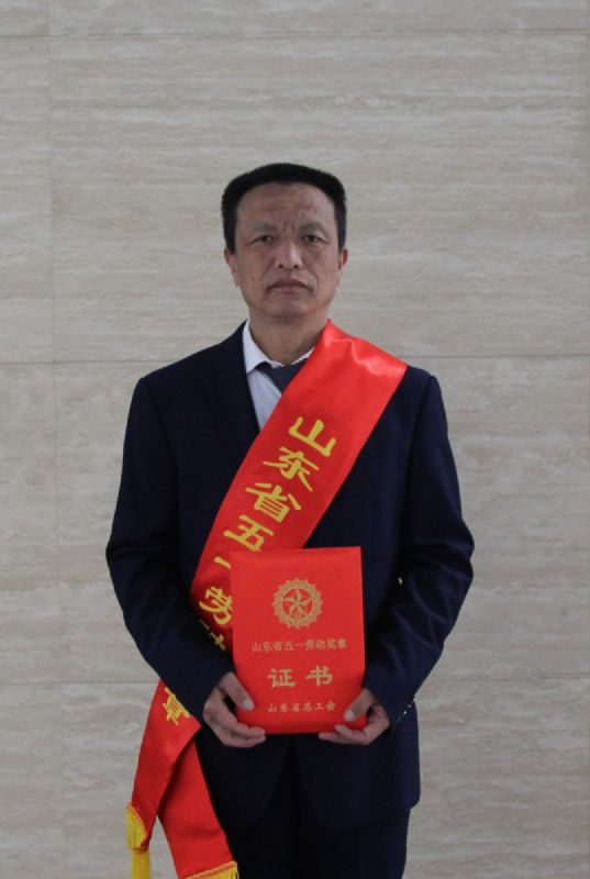 奮斗不負(fù)韶華,平凡鑄就偉大 —公司員工徐成海榮獲省“五一勞動(dòng)獎(jiǎng)?wù)隆?/></p><p>徐成海自2011年進(jìn)入龍港硅業(yè)以來(lái),默默無(wú)聞,任勞任怨,兢兢業(yè)業(yè),公而忘私,連續(xù)十年每年均被評(píng)為勞動(dòng)模范、先進(jìn)個(gè)人;2015年入選昌邑市勞動(dòng)模范,2019年獲評(píng)濰坊市勞動(dòng)模范。<br/>敬業(yè)是品質(zhì),精業(yè)是態(tài)度。徐成海把“敬業(yè)”和“精業(yè)”作為信仰,十年如一日,在平凡的崗位上,腳踏實(shí)地,銳意進(jìn)取,無(wú)私奉獻(xiàn)。通過(guò)近10年的持續(xù)優(yōu)化和30余項(xiàng)項(xiàng)目改造,公司生產(chǎn)管理模式取得質(zhì)的變化,其本人獲得山東省企業(yè)技術(shù)創(chuàng)新獎(jiǎng)8項(xiàng)、濰坊市職工技術(shù)創(chuàng)新成果youxiu獎(jiǎng)2項(xiàng),公司先后榮獲“中國(guó)專精特新企業(yè)”、“山東省企業(yè)技術(shù)創(chuàng)新示范企業(yè)”、“山東省精細(xì)化管理樣板企業(yè)”等榮譽(yù)。徐成海表示,山東省“五一勞動(dòng)獎(jiǎng)?wù)隆奔仁且环莩恋榈榈臉s譽(yù),更是一份激勵(lì)、一份責(zé)任,他將更嚴(yán)格地要求自己,鞭策自己,發(fā)揚(yáng)勞模精神、先進(jìn)精神、工匠精神,帶動(dòng)身邊的同事實(shí)干圓夢(mèng),以優(yōu)異的工作成績(jī)回報(bào)企業(yè)、回饋社會(huì)。</p><p style=
